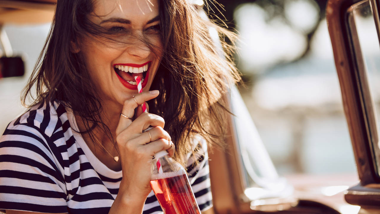 Joven con refresco