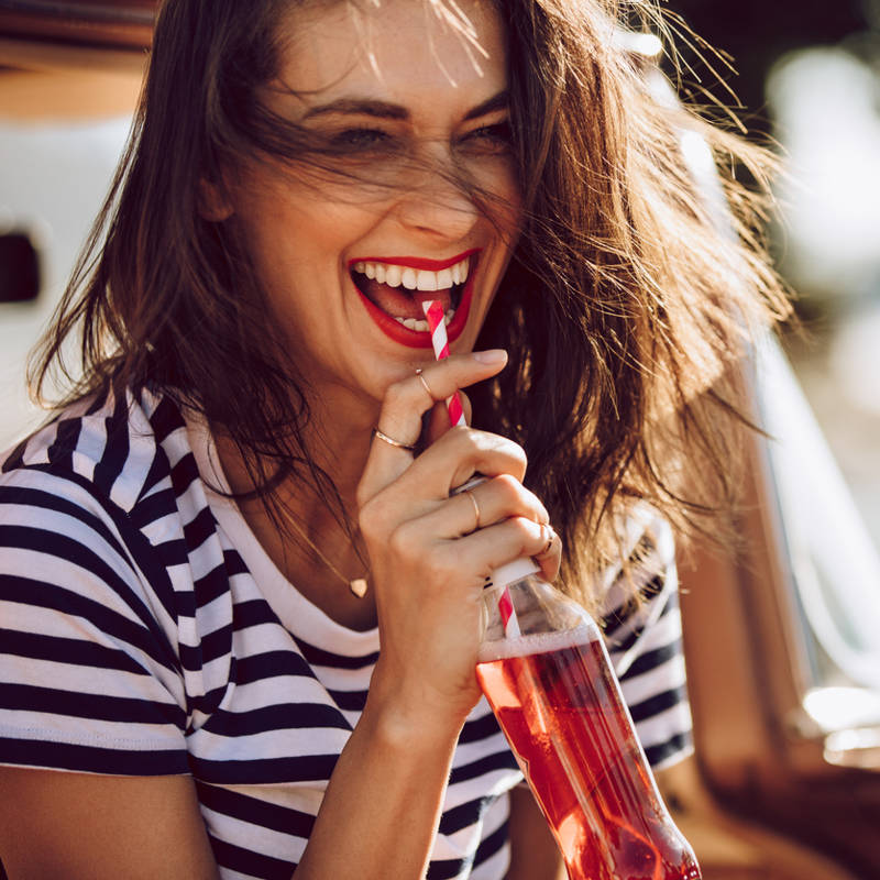 Joven con refresco