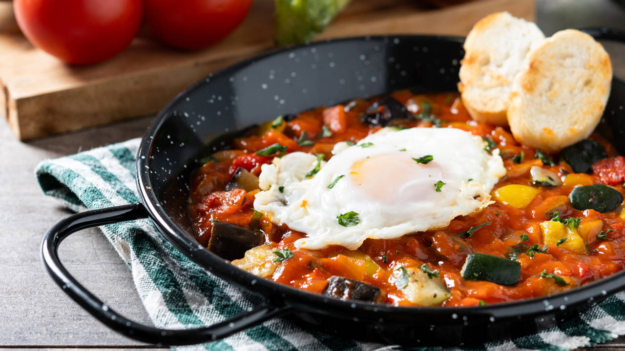 Berenjena con huevo, tomate y queso: la cena fácil, proteica y deliciosa