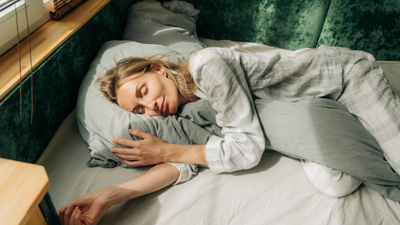 ¿Es bueno o malo ser dormilón? Así afecta al cuerpo dormir más de la cuenta 