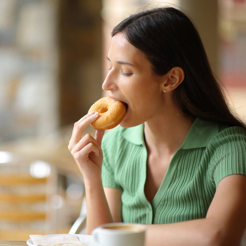 mujer comiendo donut