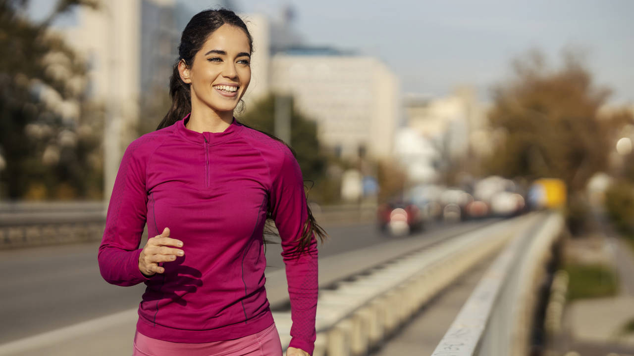 mujer joven con ropa de deporte en la calle