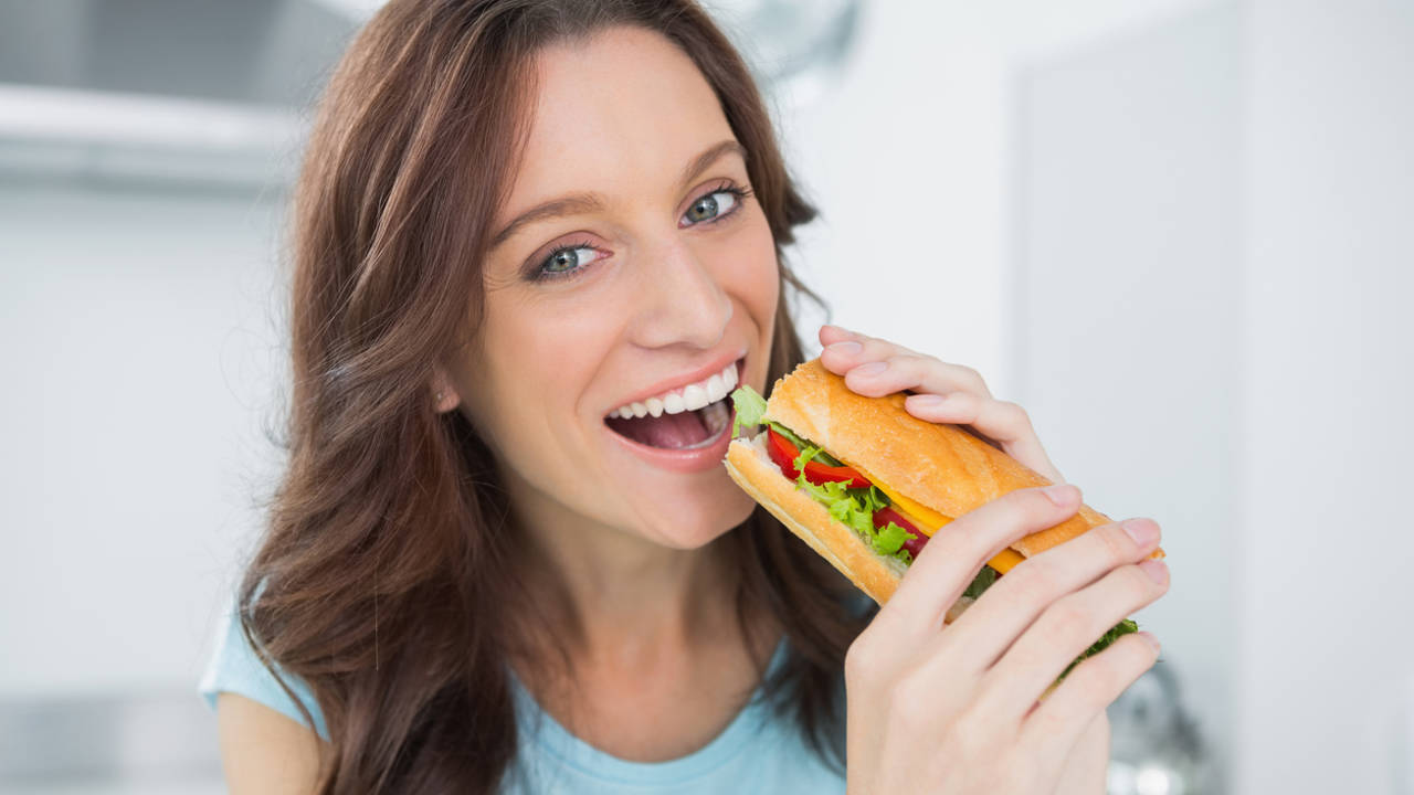 Mujer comiendo bocadillo