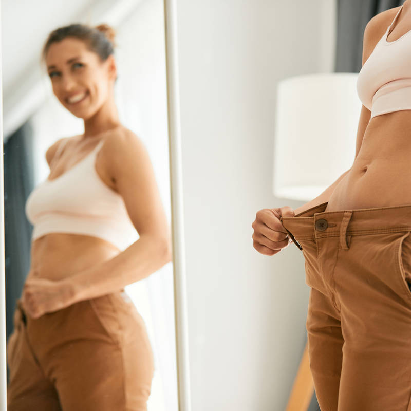 mujer mirandose al espejo concepto dieta