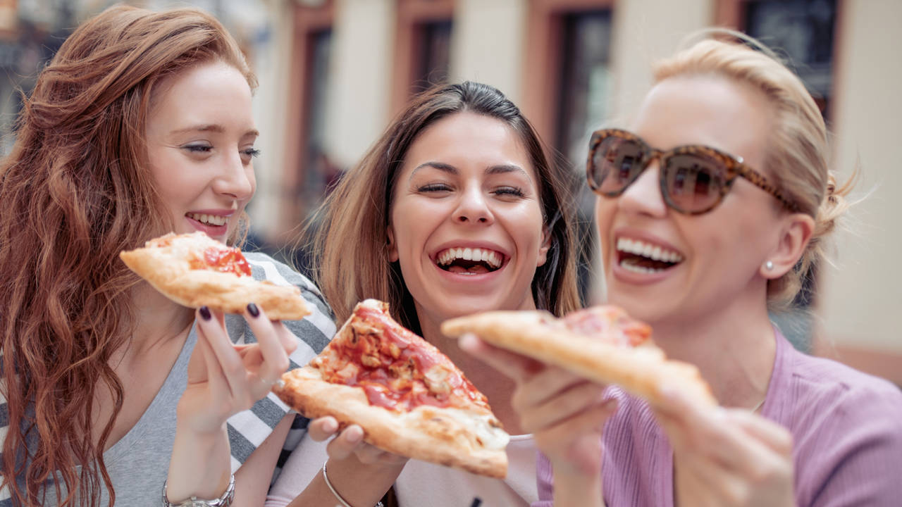 Mujeres comiendo pizza