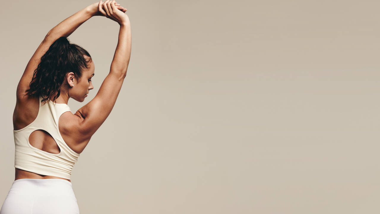 La postura de la langosta: el ejercicio de yoga que cuida tu espalda, ensancha tus pulmones y te da energía