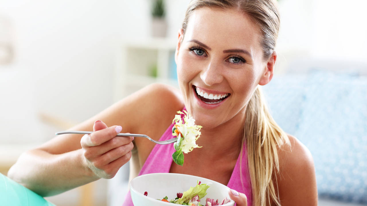 Mujer joven comiendo sano dieta