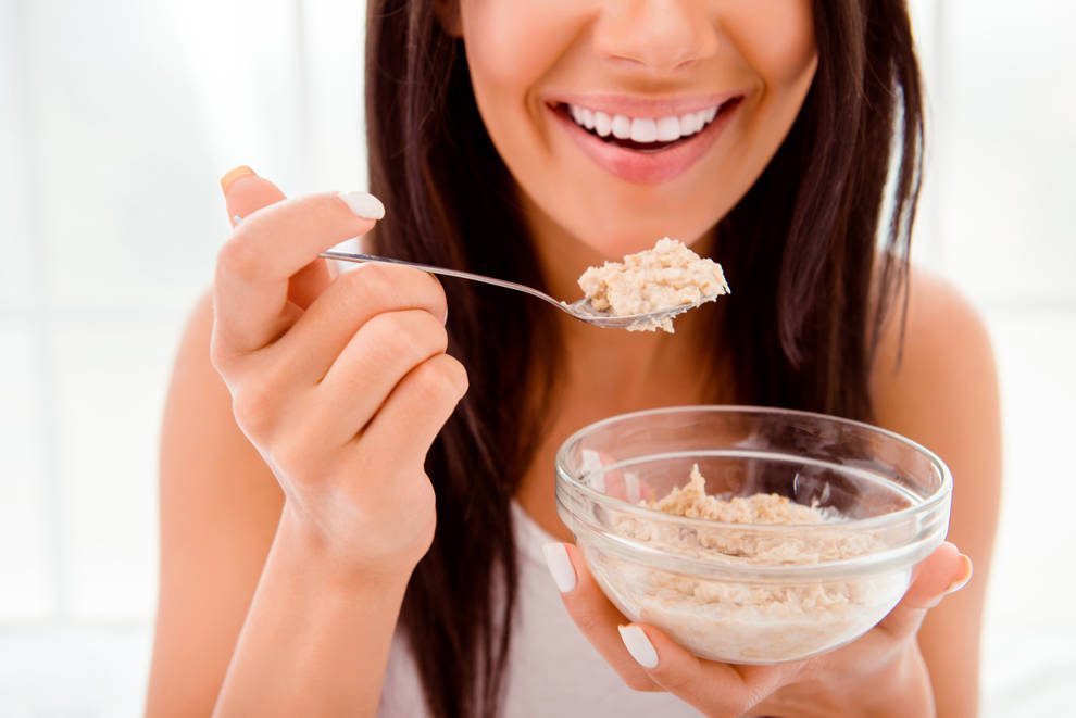 Mujer comiendo porridge