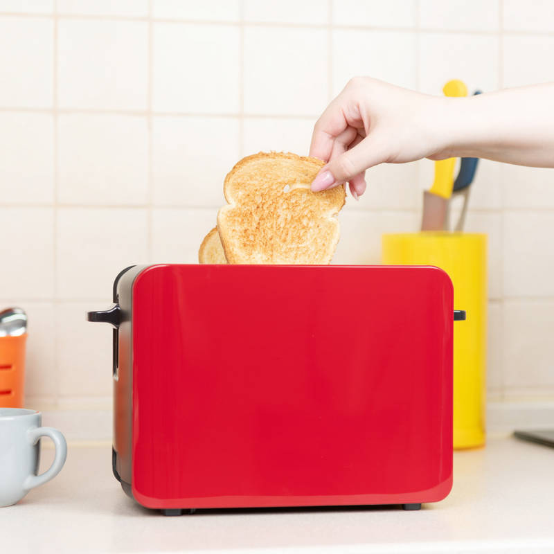 Tostadora impecable en 1 minuto: el truco fácil para eliminar los restos de pan y quemado