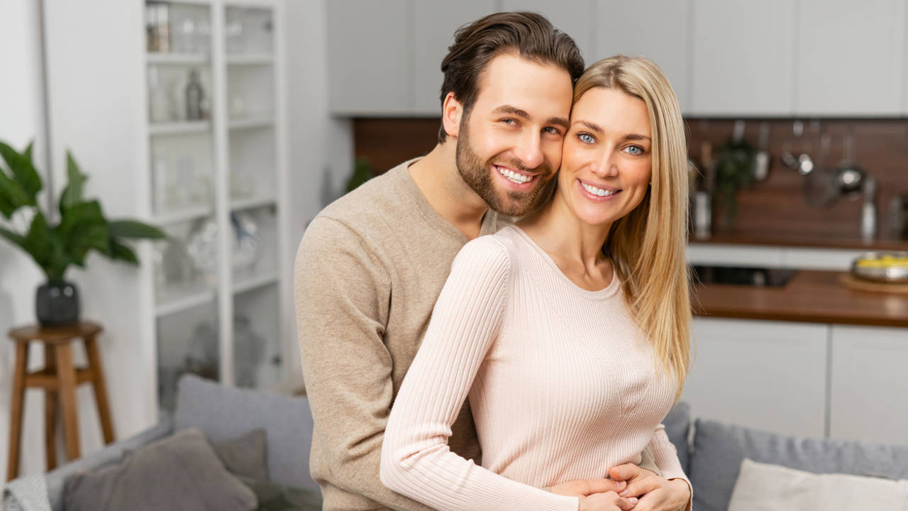 Pareja feliz en casa