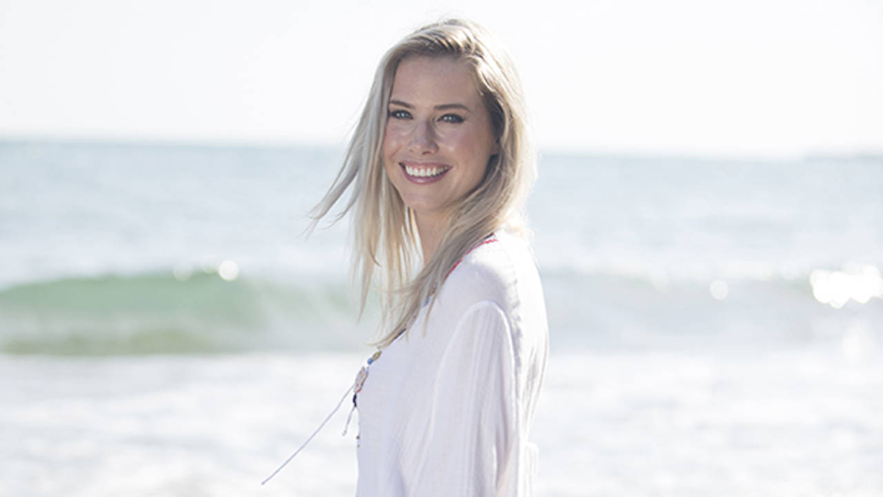 Mujer sonriente en la playa