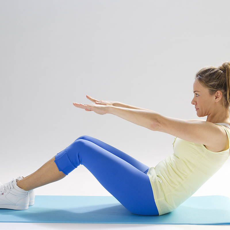 Cómo se hace el half roll back: el ejercicio estrella de Pilates para fortalecer el core y marcar abdominales