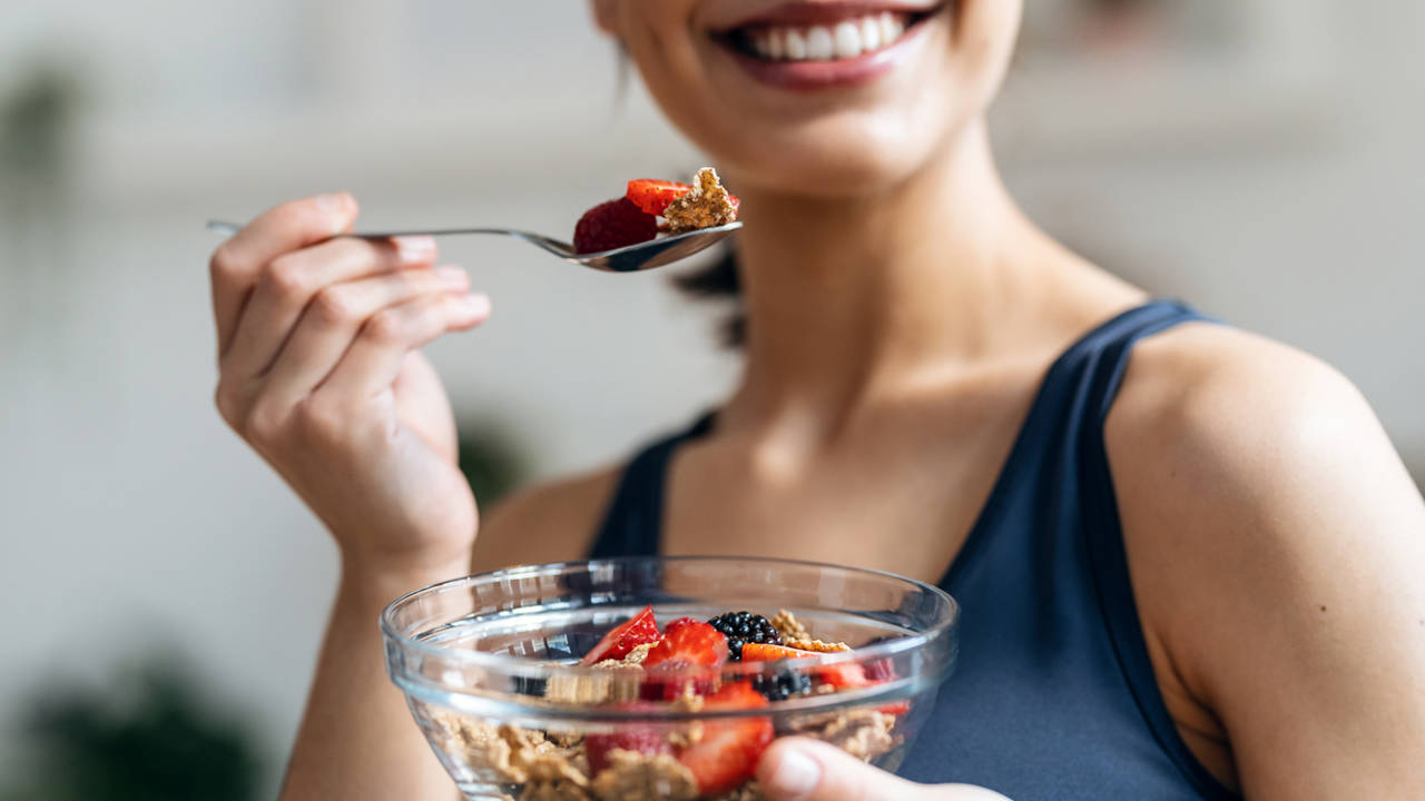 Mujer desayuno saludable