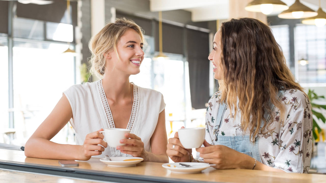 Mujeres hablando