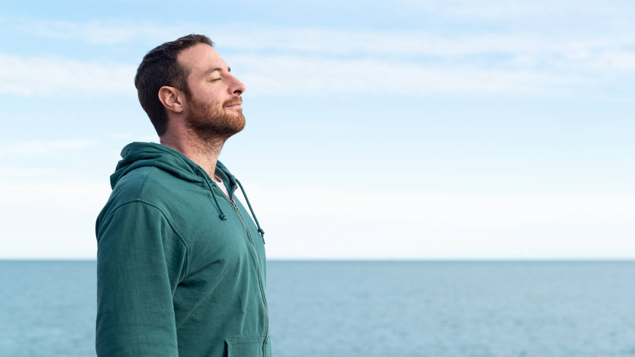 Los 6 hábitos sencillos que practica cada día el experto en felicidad Arthur Brooks para aumentar su bienestar