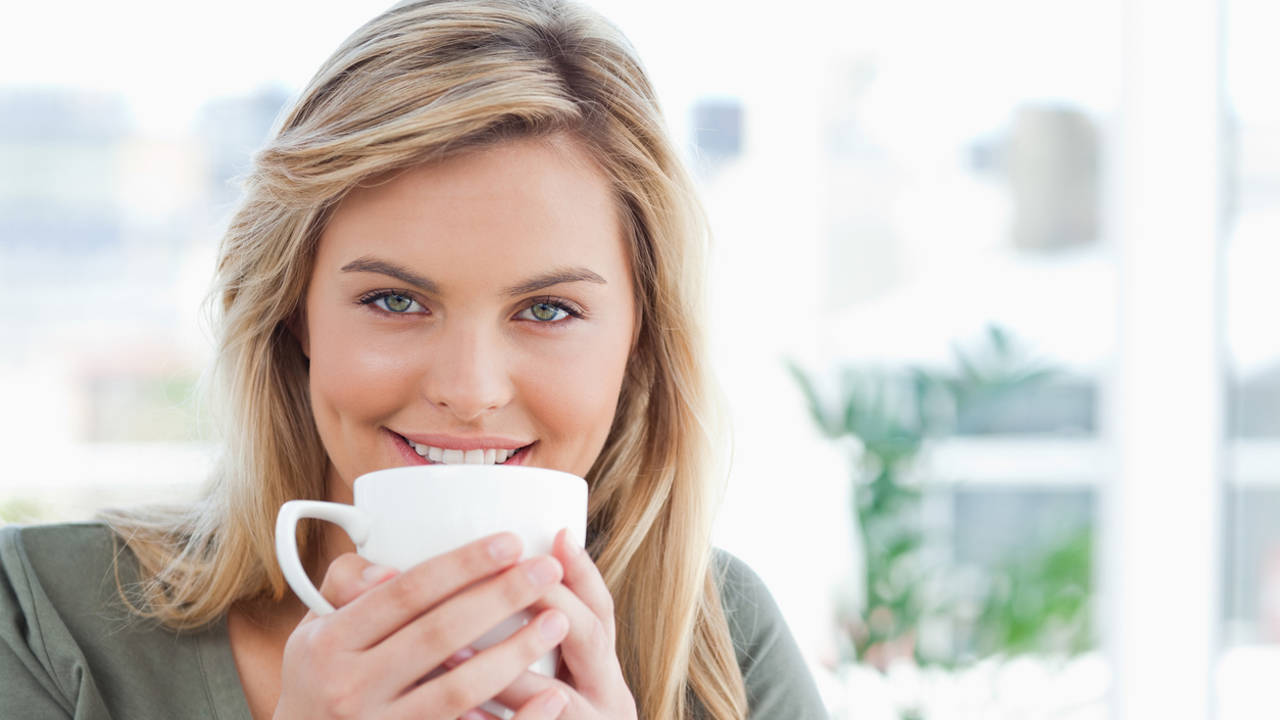 Mujer con taza