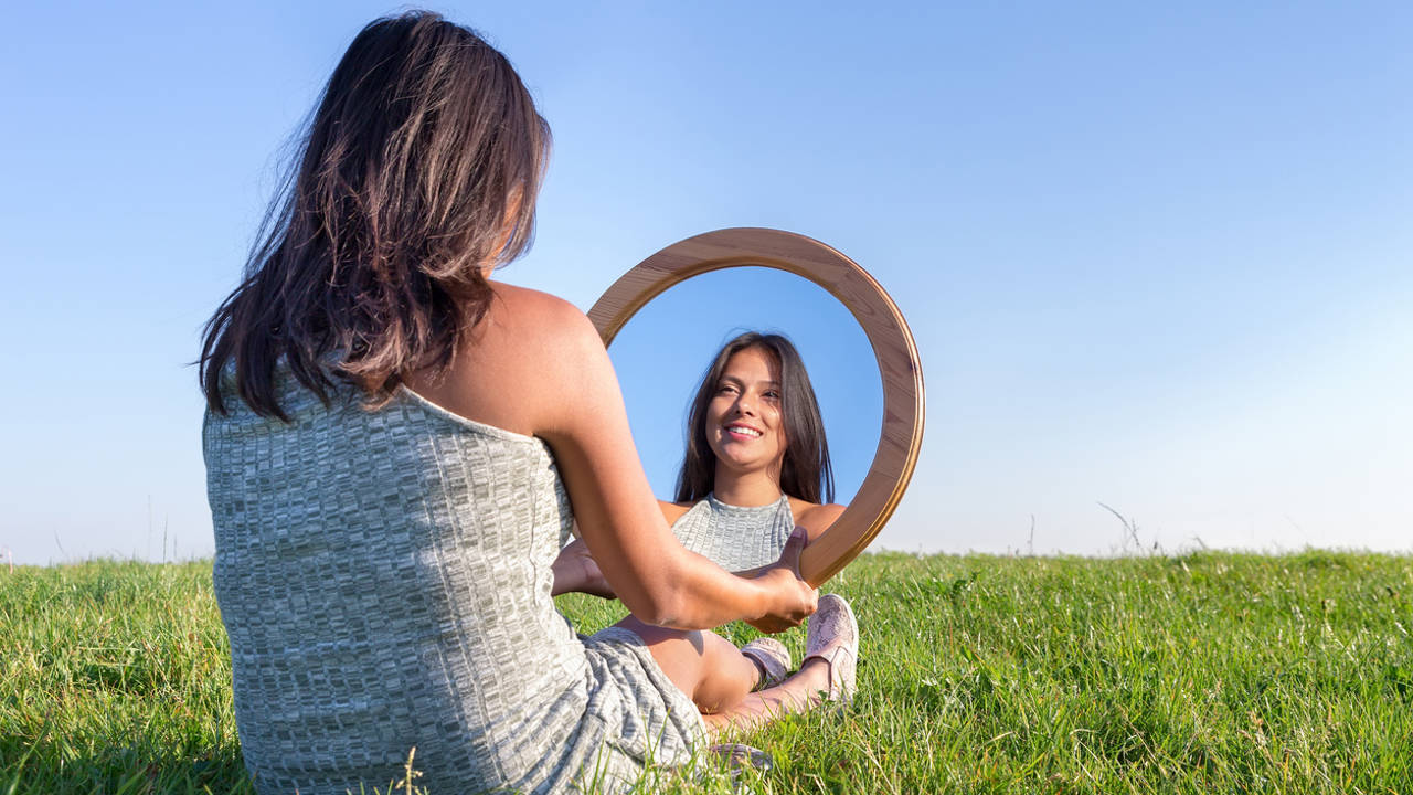 Mujer ante el espejo