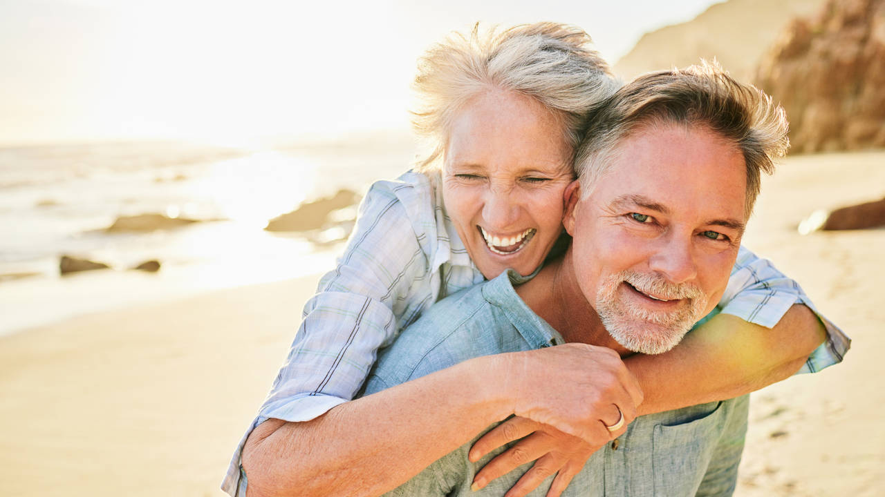 Pareja de 50 años en la costa