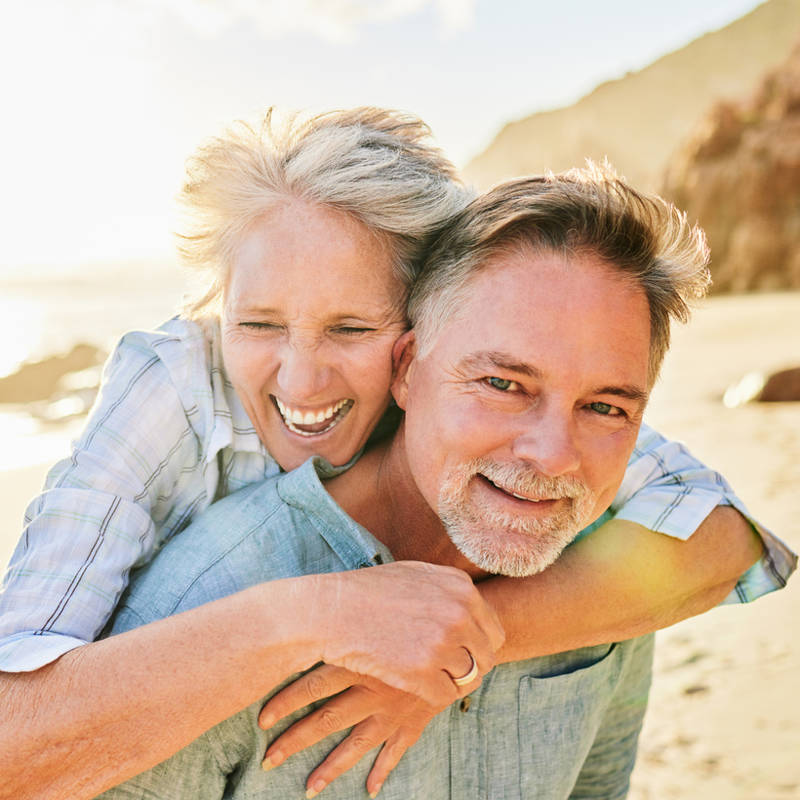 Pareja de 50 años en la costa