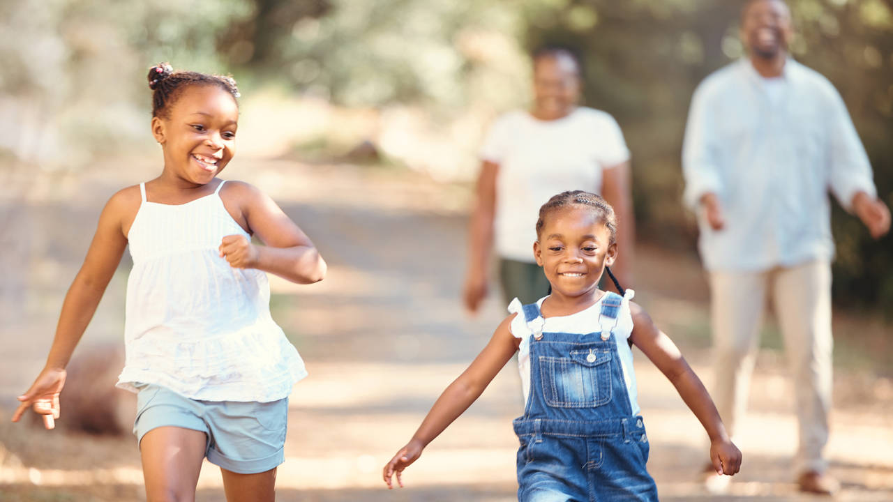 Niños negros corriendo