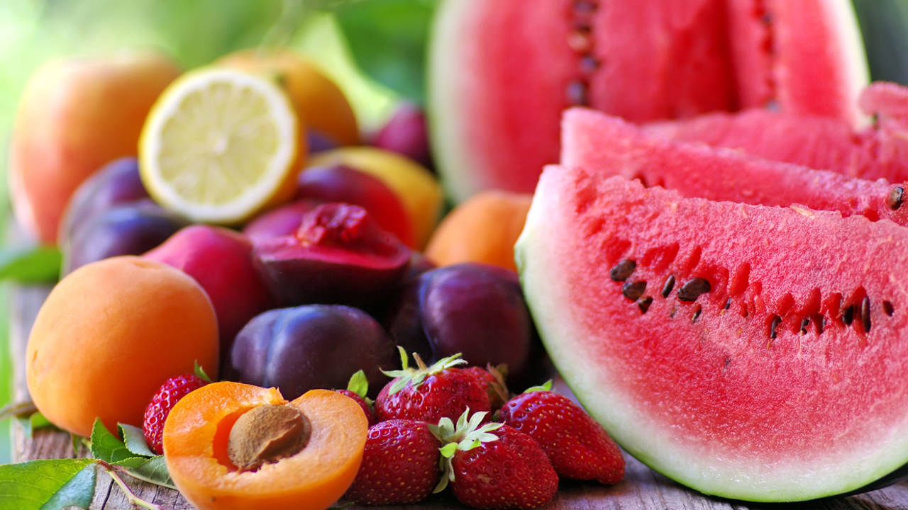 Las tres frutas de verano que más evitan la retención de líquidos y la hinchazón