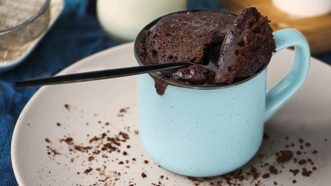 Brownie a la taza sin azúcar en 2 minutos: el desayuno dulce sin azúcar rico en proteínas para chuparte los dedos sin engordar