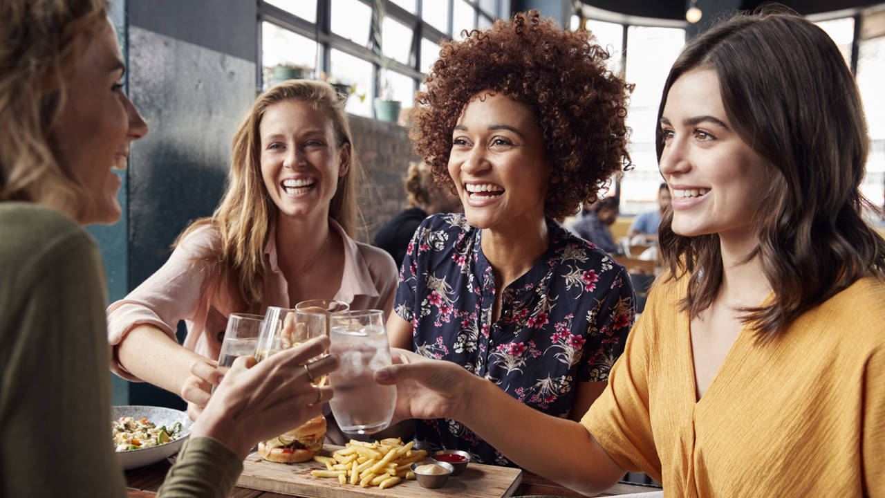 Amigas en restaurante