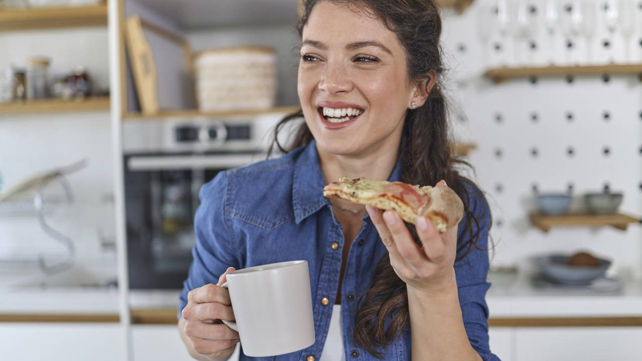 mujer comiendo pizzaL