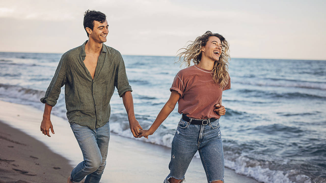 Pareja feliz playa