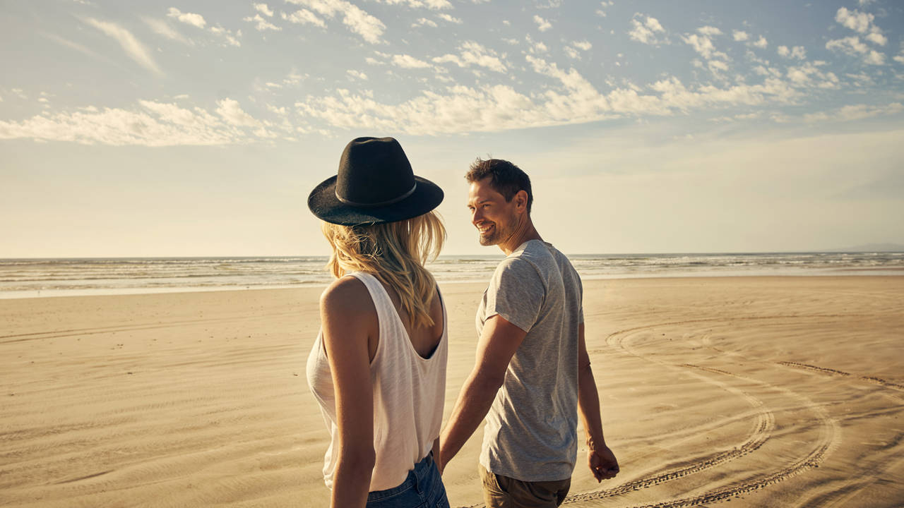 pareja paseando en la playa