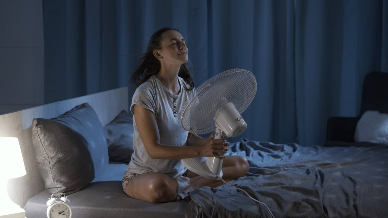 Cómo dormir con el ventilador encendido en las noches tropicales sin dañar la salud