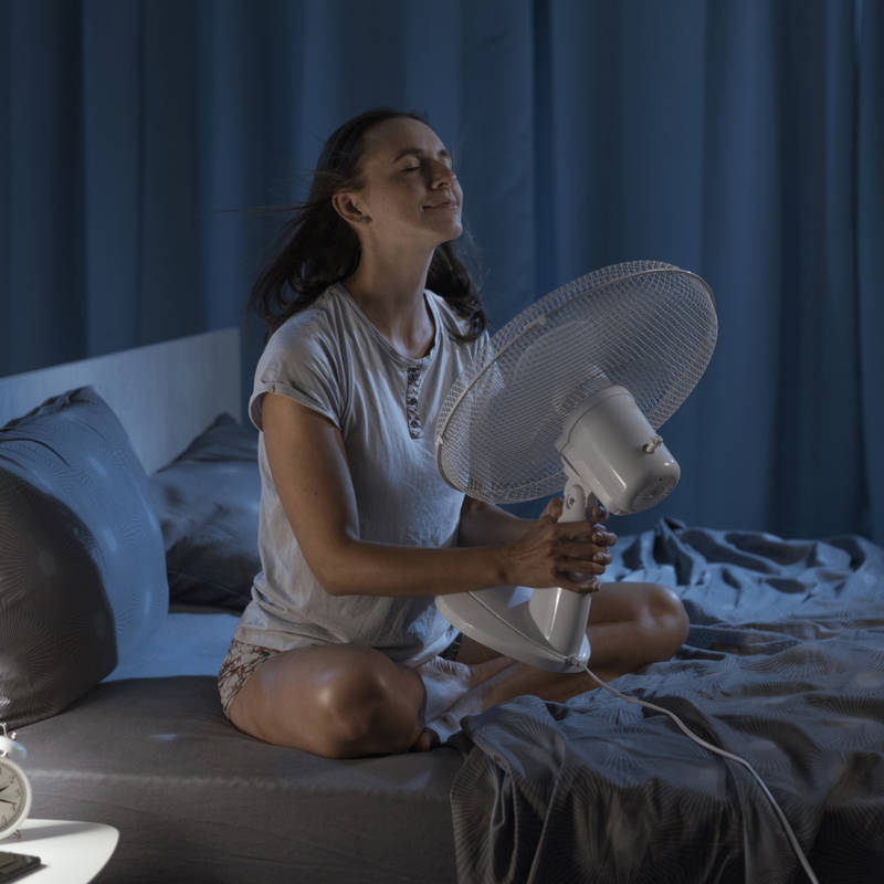 Cómo dormir con el ventilador encendido en las noches tropicales sin dañar la salud