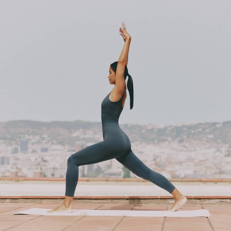 ¿No tienes tiempo de hacer una clase de yoga? La profesora de yoga Xuan Lan recomienda estas 3 posturas