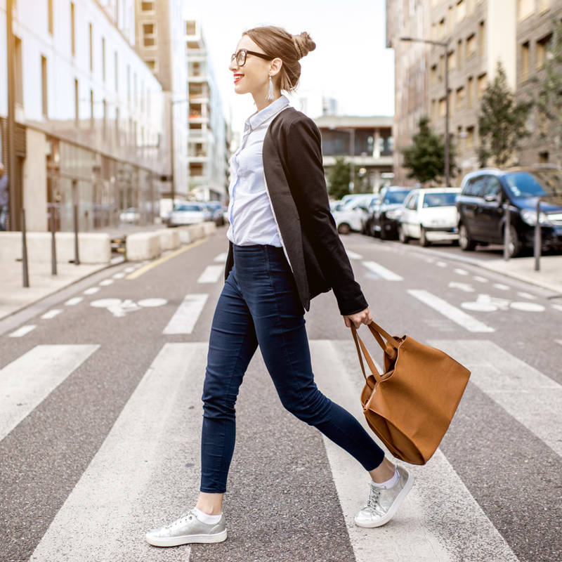 mujer caminando recto por la ciudad