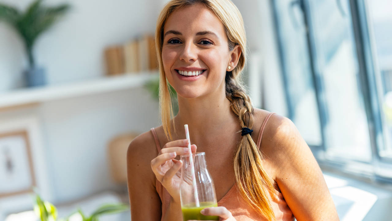 mujer tomando zumo