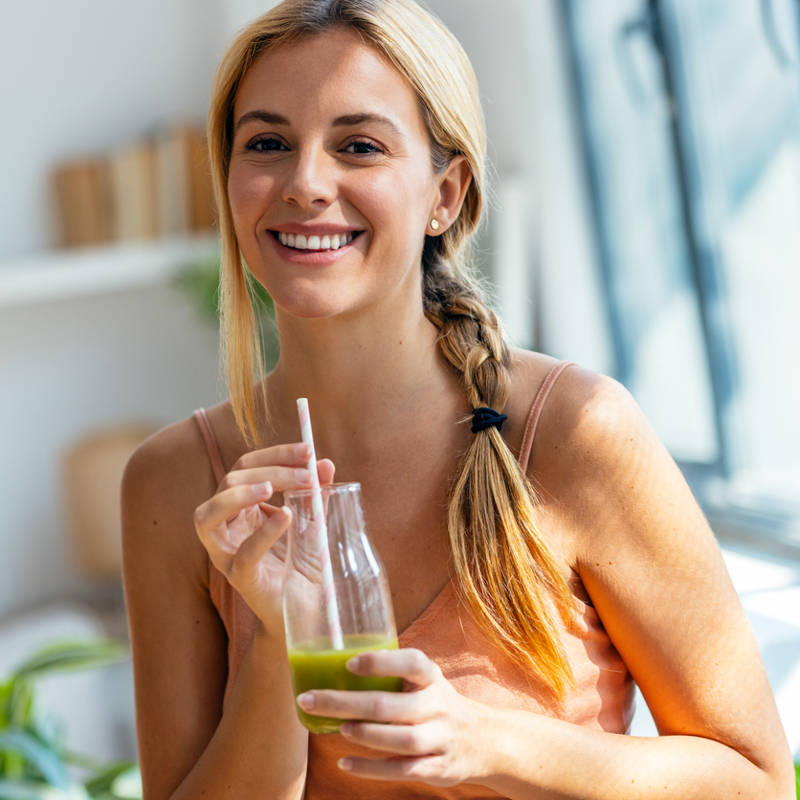 mujer tomando zumo