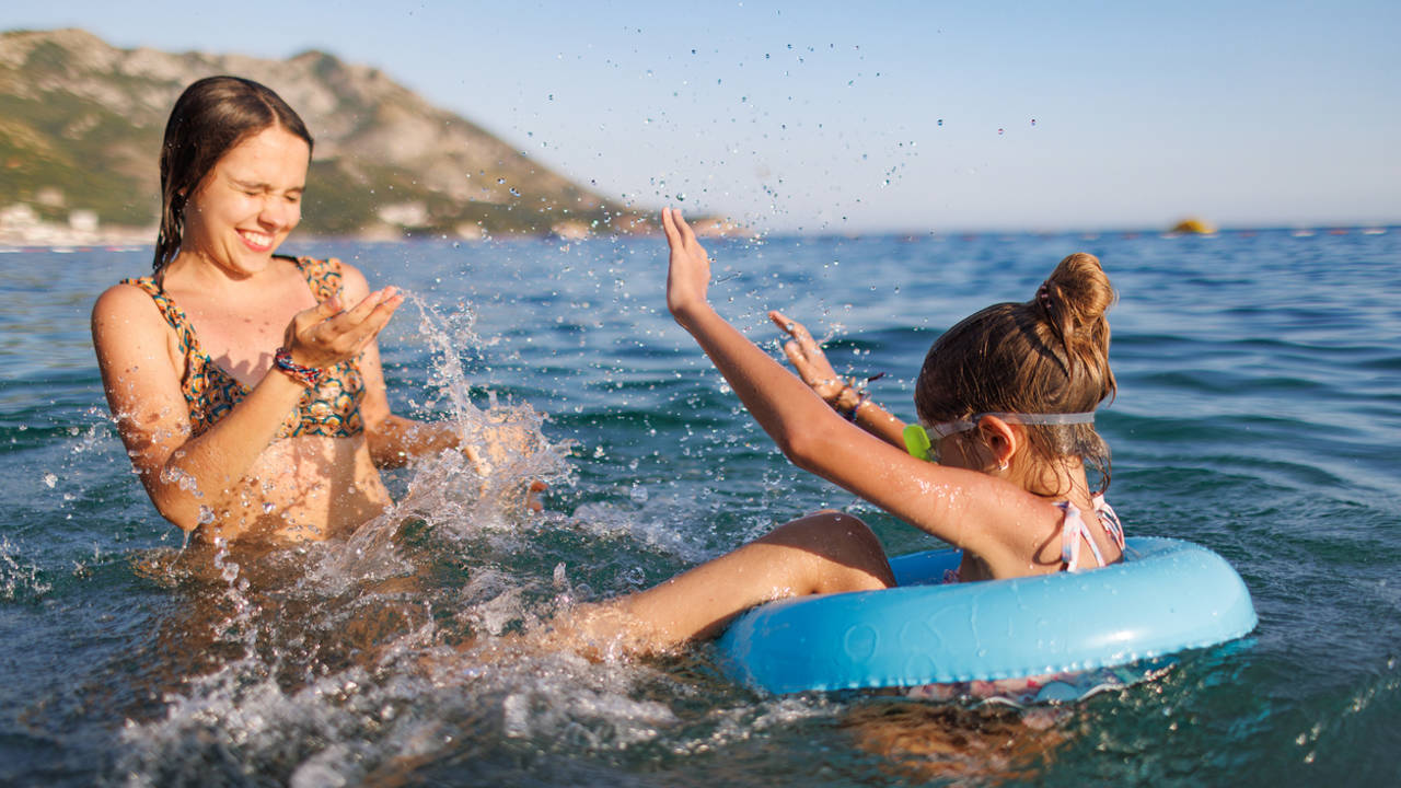 niños bañandose playa