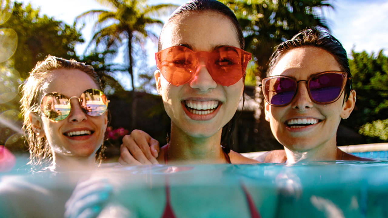 Amigas piscina