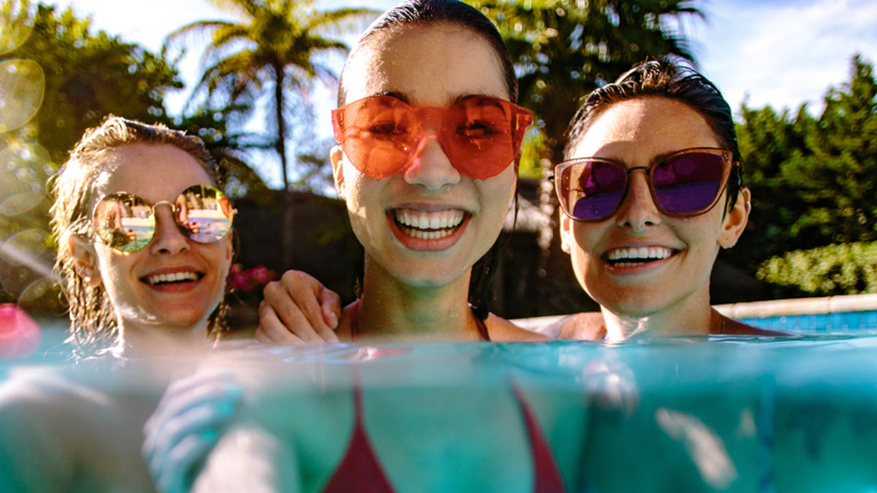 Así afecta el cloro de la piscina a la salud dental