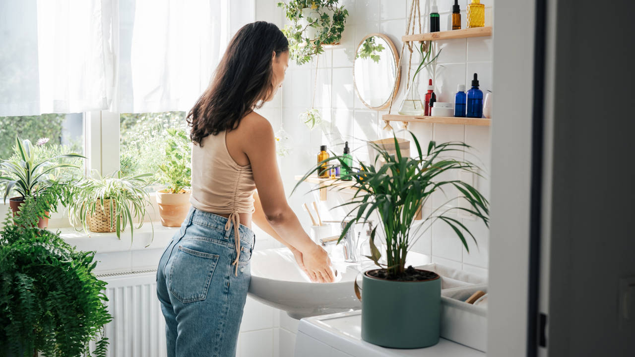 mujer en el baño