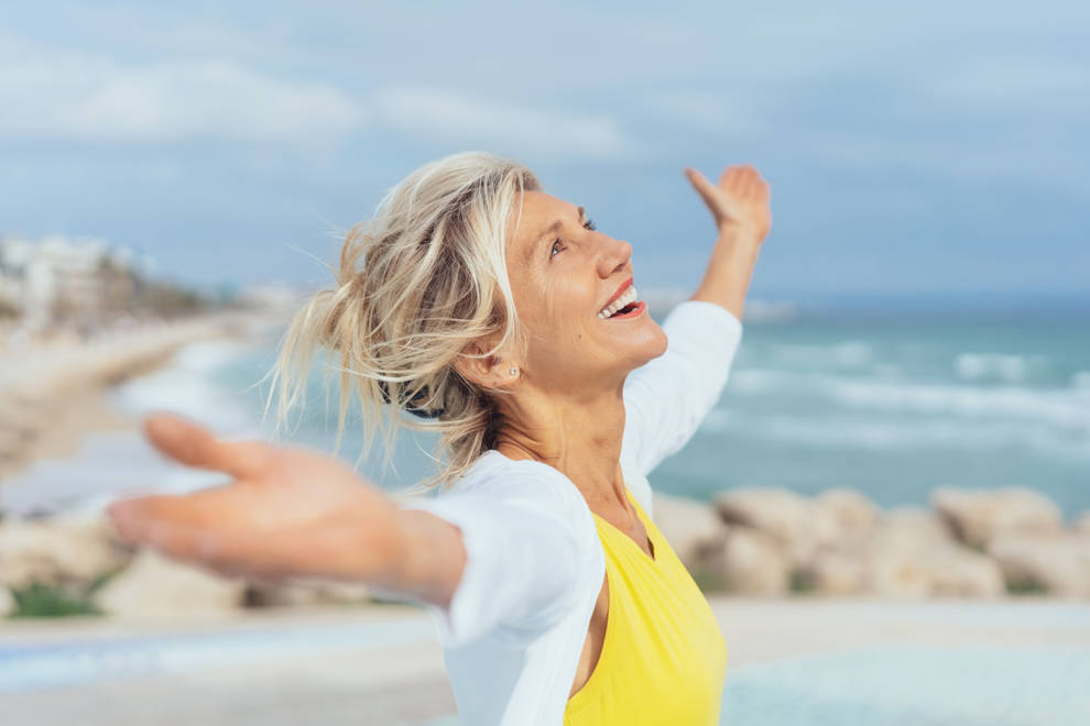 mujer mediana edad expresion felicidad