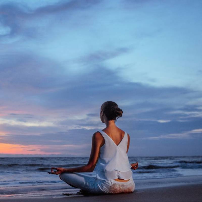 Cómo practicar mindfulness en la playa para desconectar de todo estas vacaciones