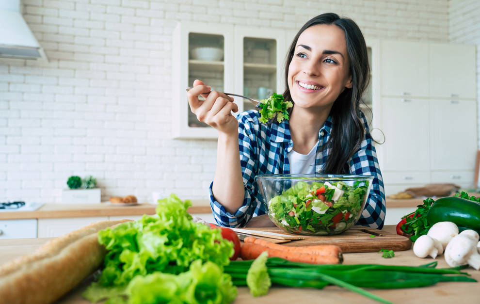 mujer comiendo verduras