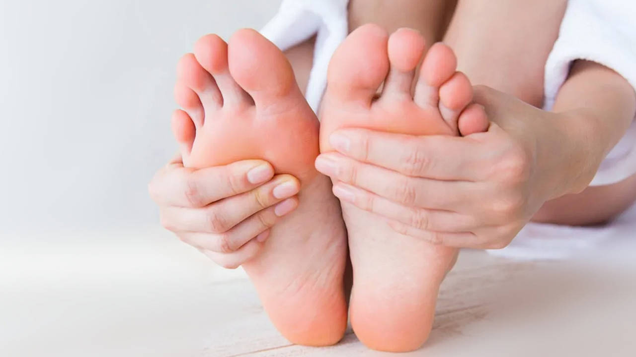 ¿Se te duermen los pies? Estas son las razones que pueden estar detrás de ese hormigueo