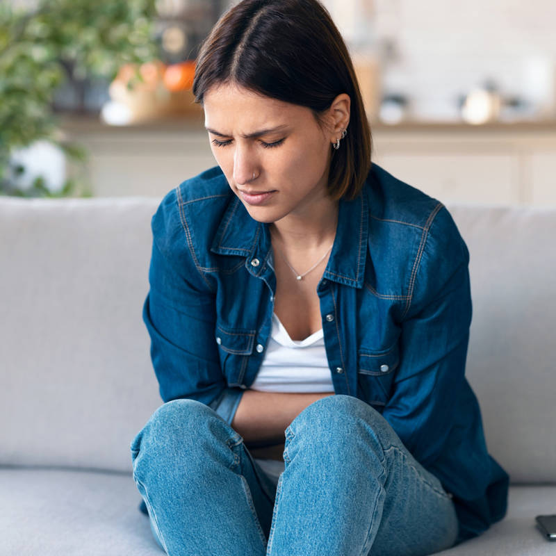 Dolor de estómago mujer