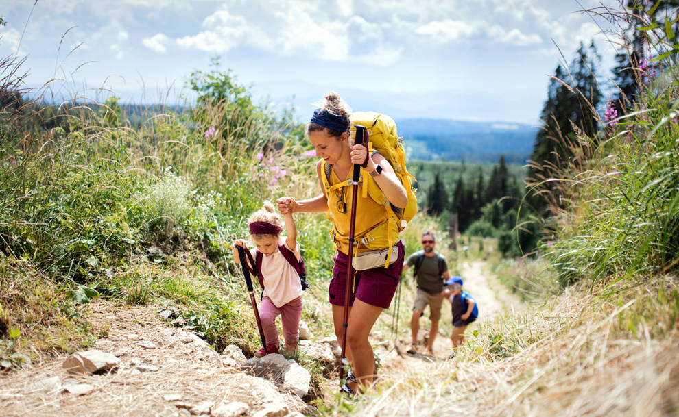 familia practicando montañismo