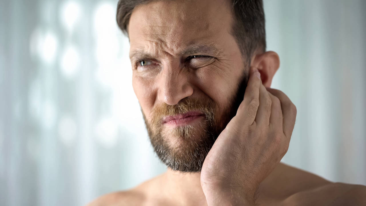 Cómo prevenir el problema de oído que te puede afectar este verano (y no es otitis)