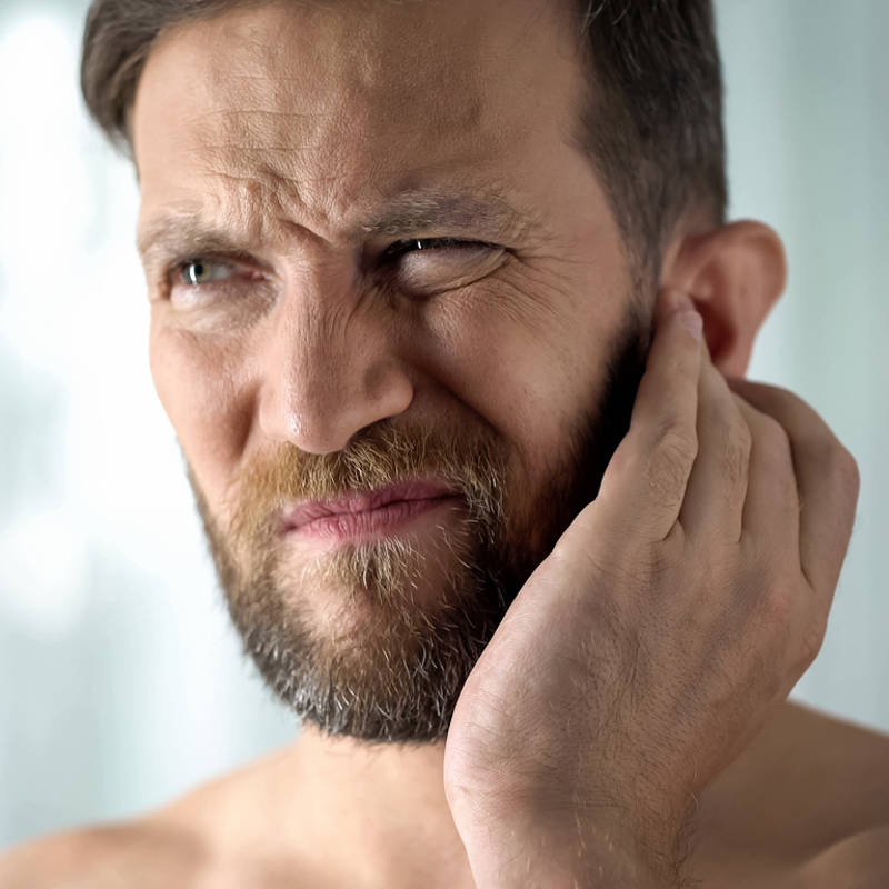 Cómo prevenir el problema de oído que te puede afectar este verano (y no es otitis)