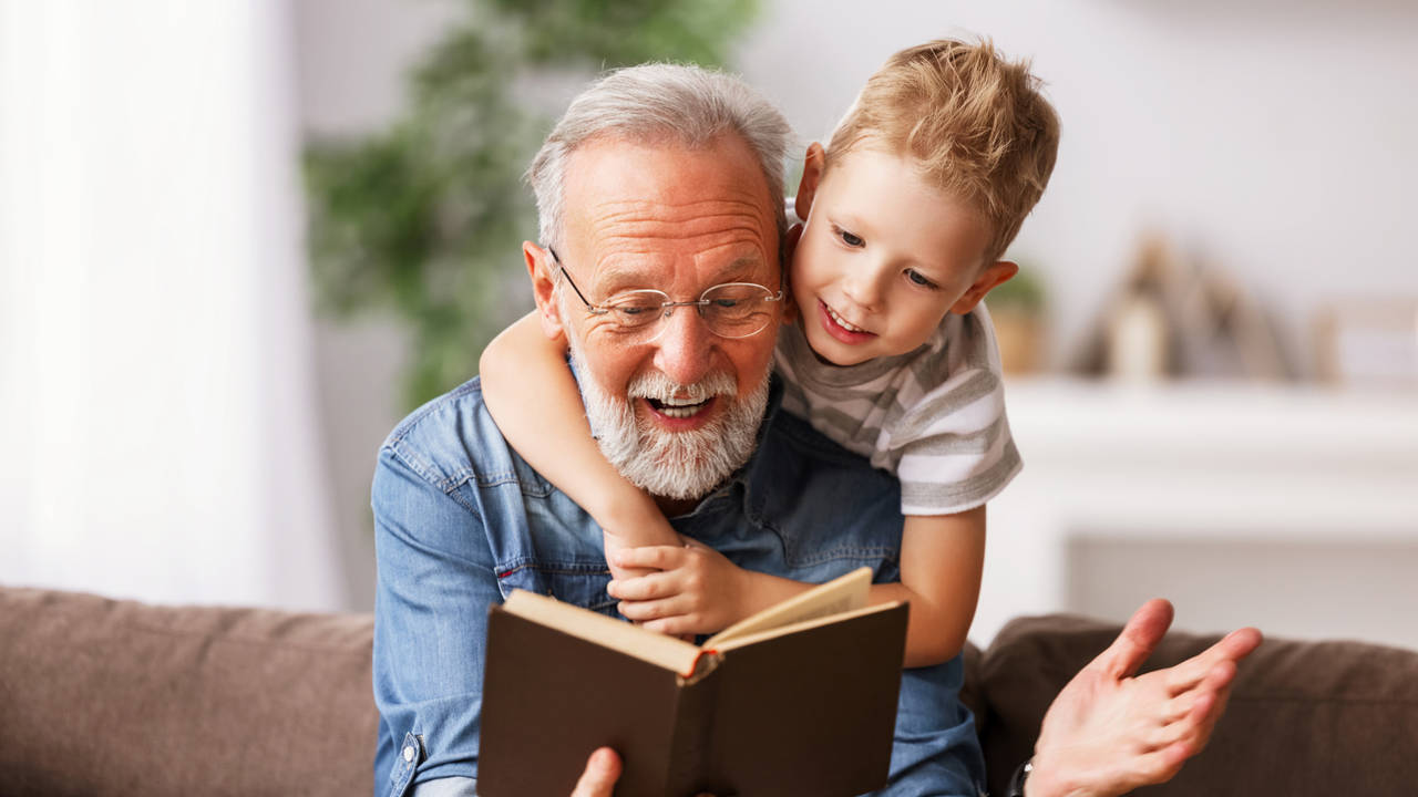 Abuelo leyendo