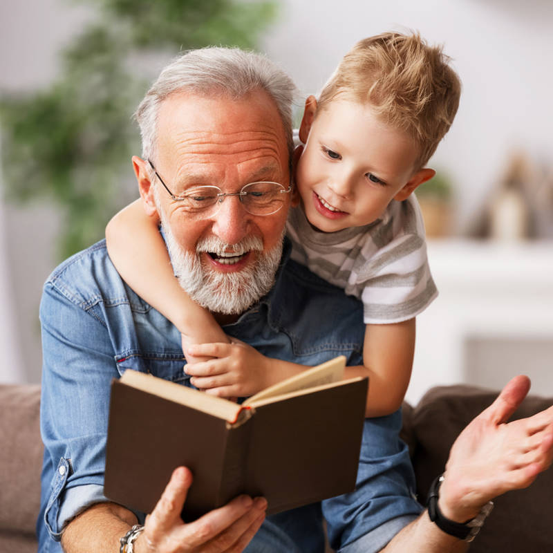 Abuelo leyendo